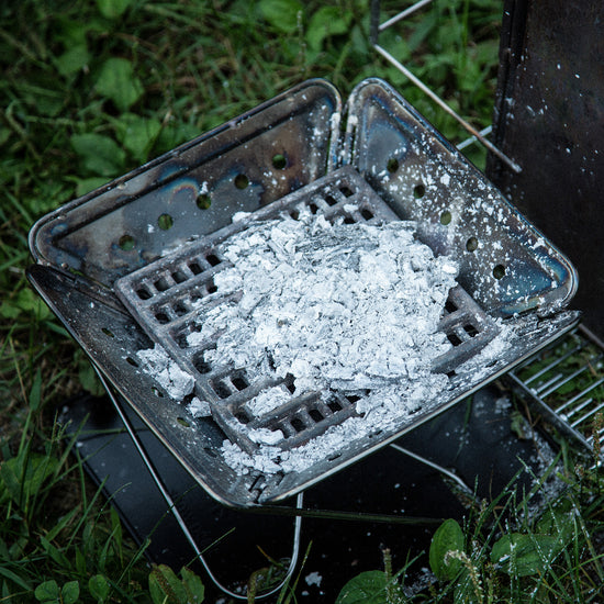 Snow Peak Fireplace Coal Bed L – Gusseiserner Kohleeinsatz für gleichmäßige Hitze